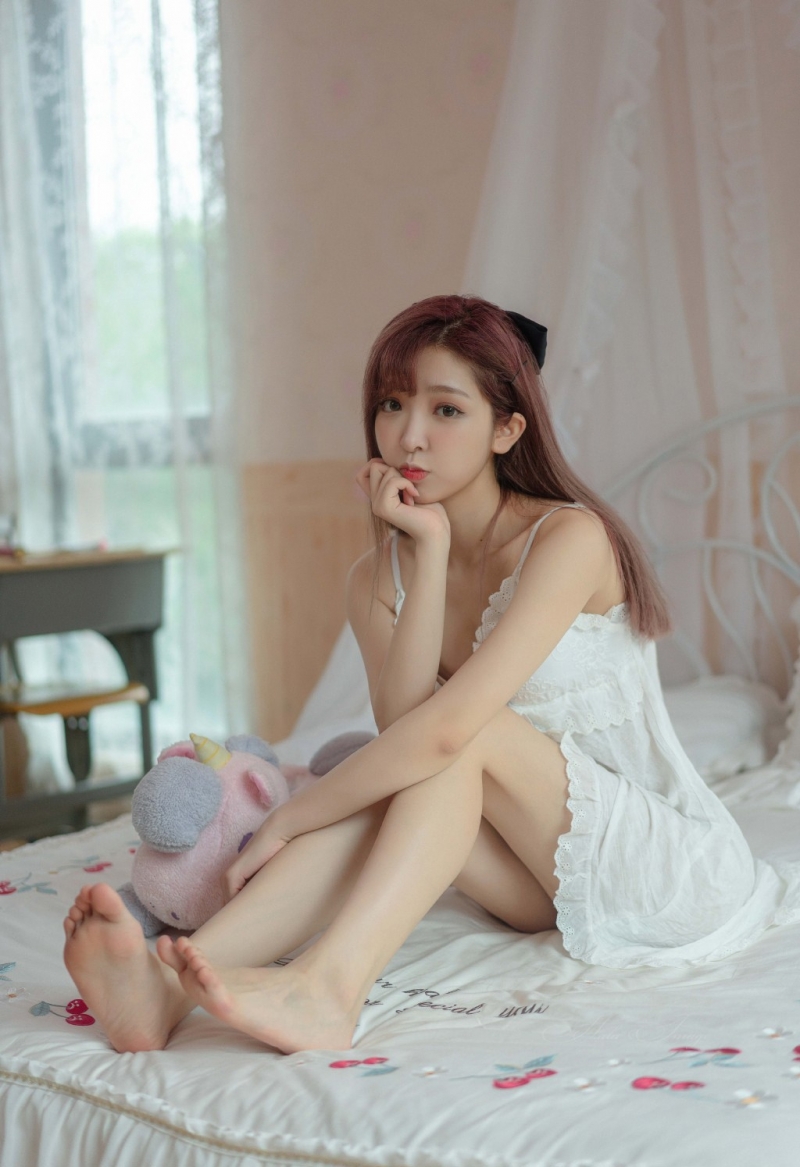 床上美女低胸吊裙性感身材套图