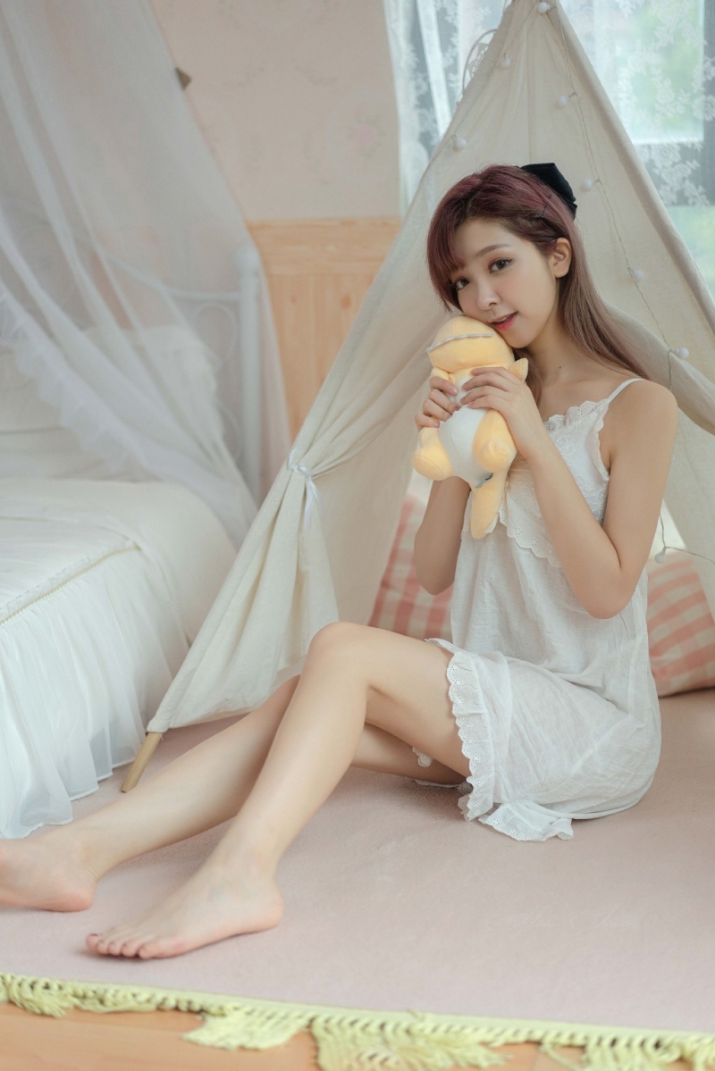 床上美女低胸吊裙性感身材套图