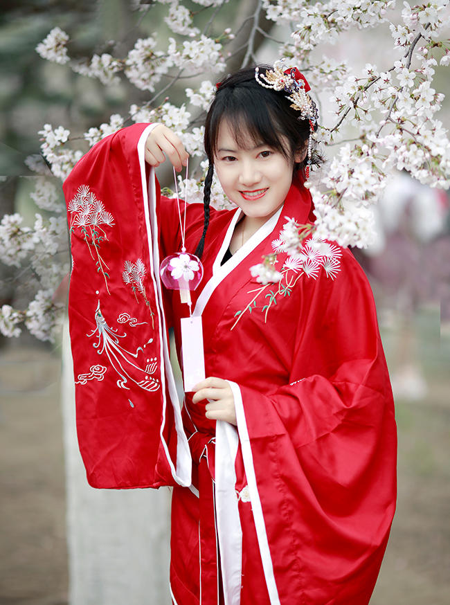 汉服美女红装素裹翩翩起舞美图