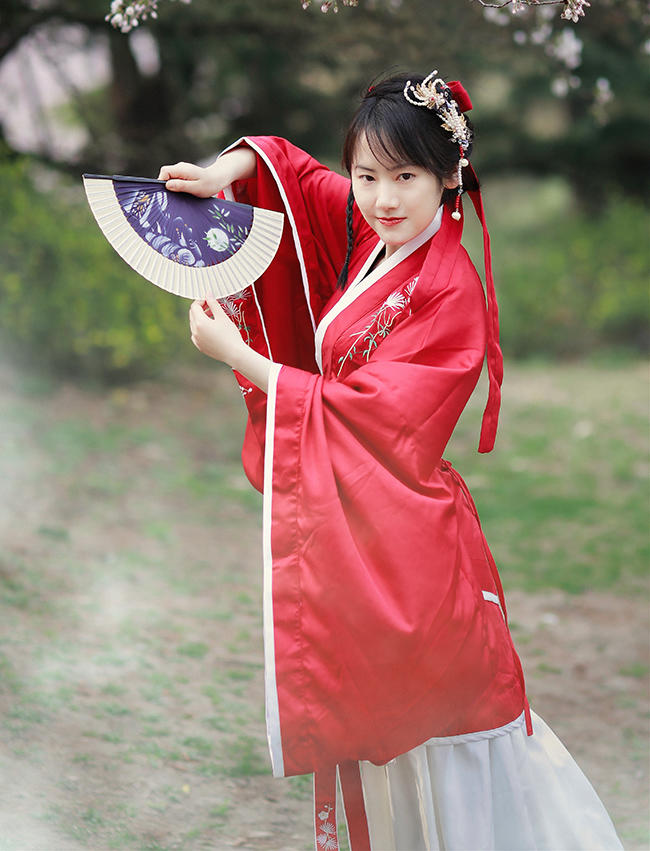 汉服美女红装素裹翩翩起舞美图