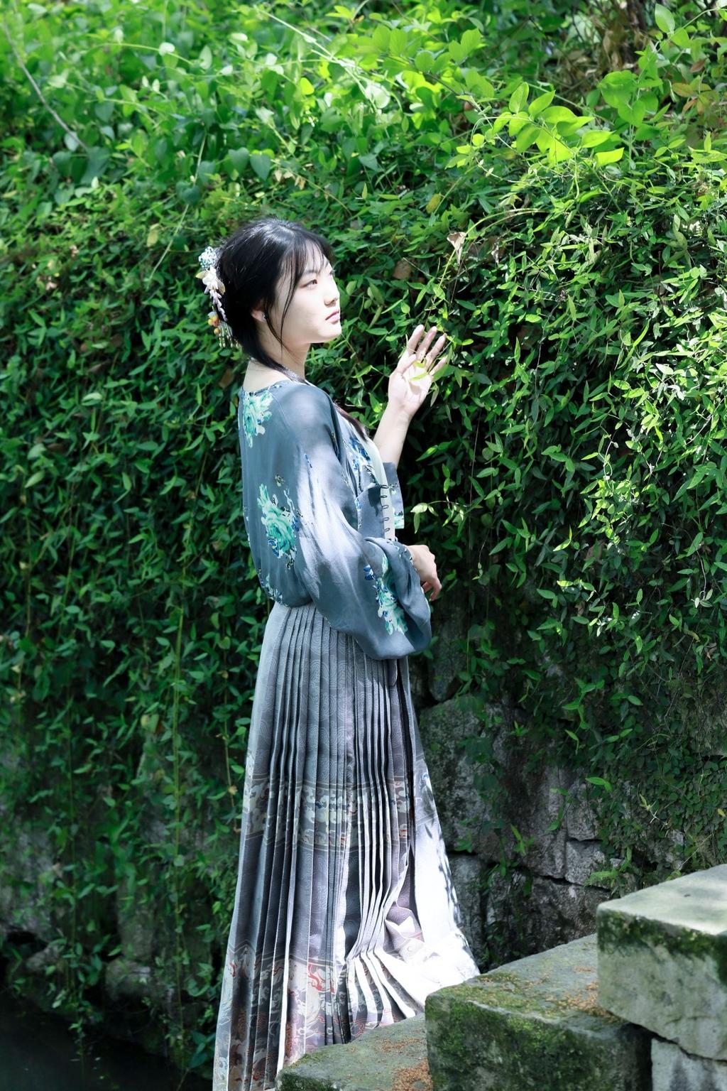 十八岁的汉服少女笑眼盈盈图片