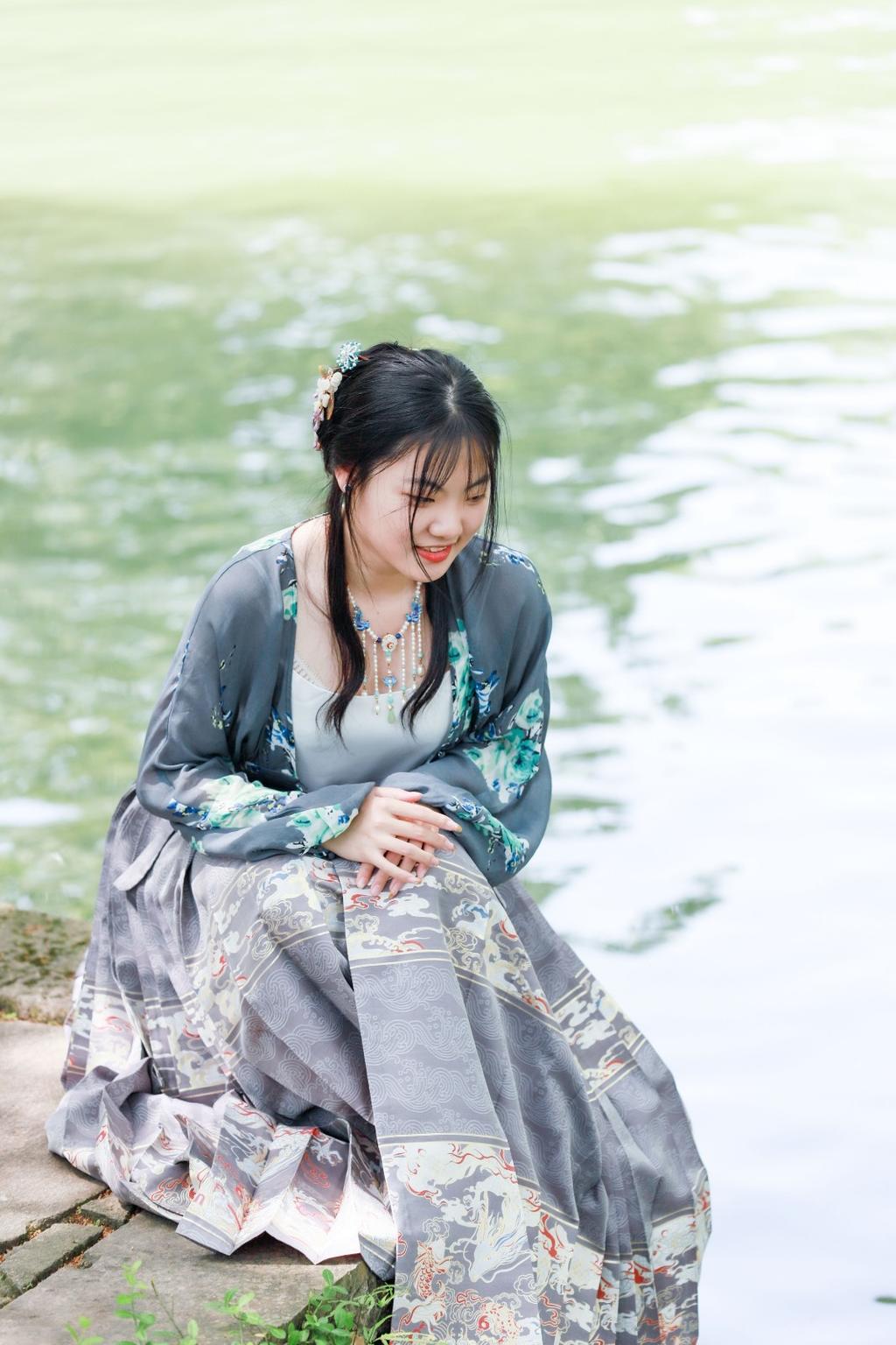 十八岁的汉服少女笑眼盈盈图片