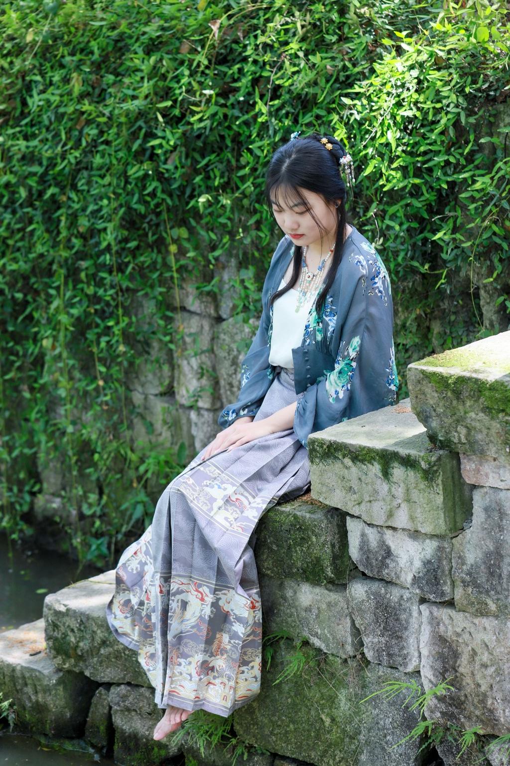 十八岁的汉服少女笑眼盈盈图片