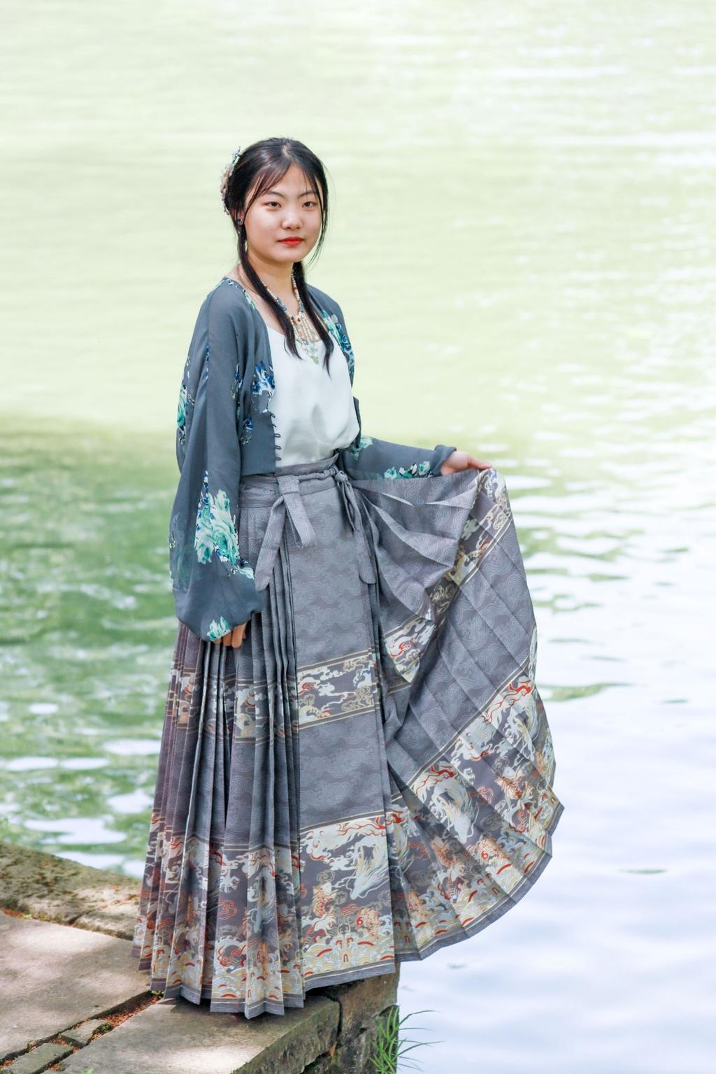 十八岁的汉服少女笑眼盈盈图片