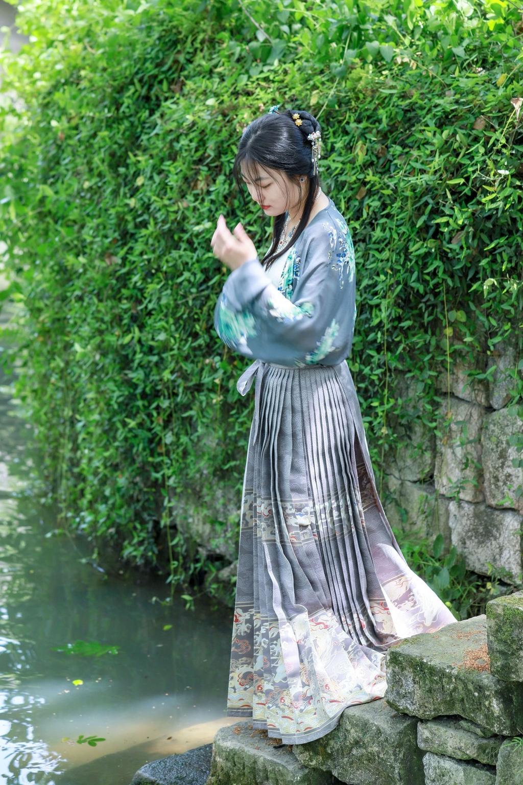 十八岁的汉服少女笑眼盈盈图片