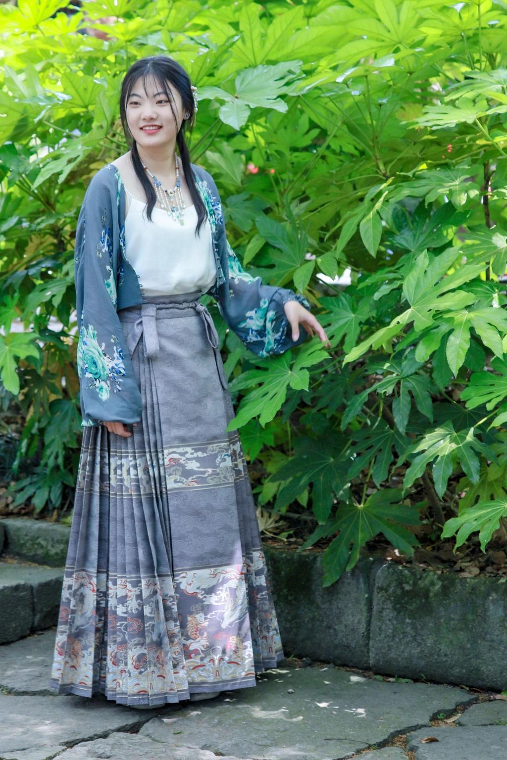 十八岁的汉服少女笑眼盈盈图片