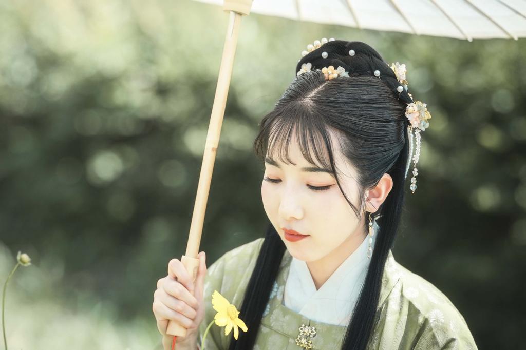 撑着油纸伞的汉服美女户外写真