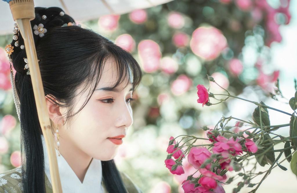 撑着油纸伞的汉服美女户外写真