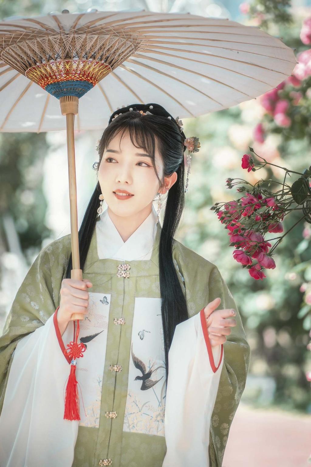 撑着油纸伞的汉服美女户外写真
