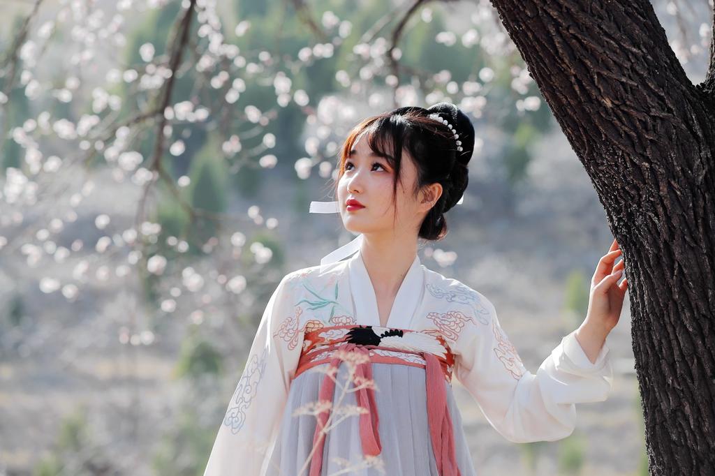 桃花树下汉服美女唯美古风摄影