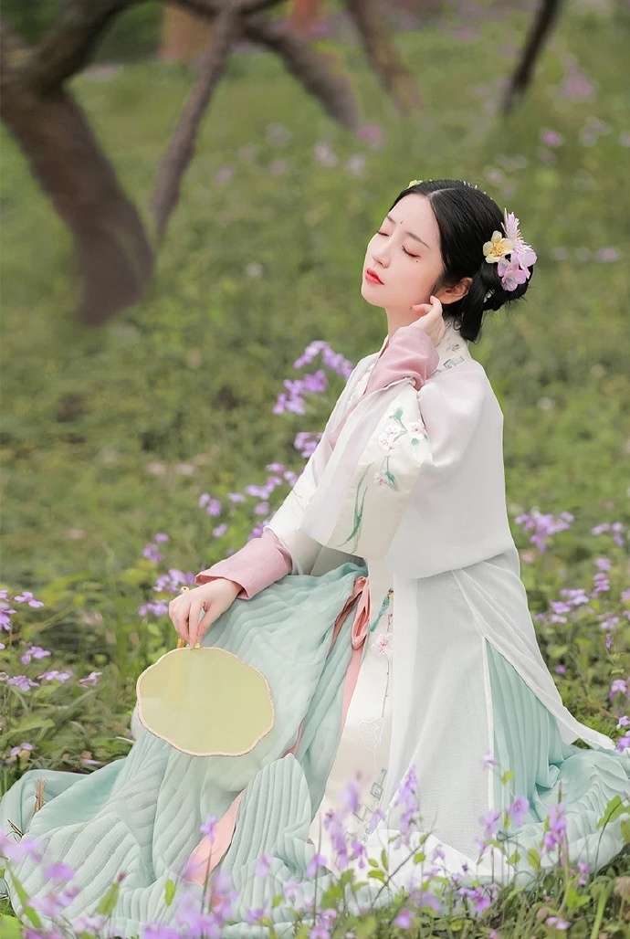 汉服美女翩翩起舞婀娜多姿写真