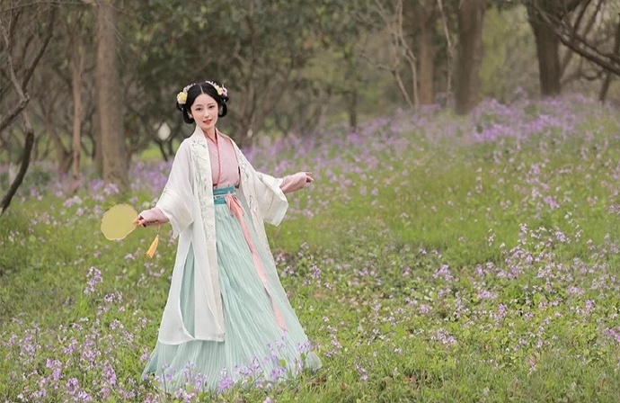 汉服美女翩翩起舞婀娜多姿写真