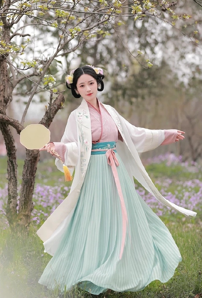 汉服美女翩翩起舞婀娜多姿写真