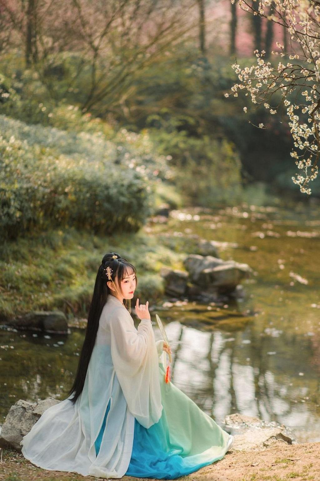 长发及腰汉服美女人比花娇美图