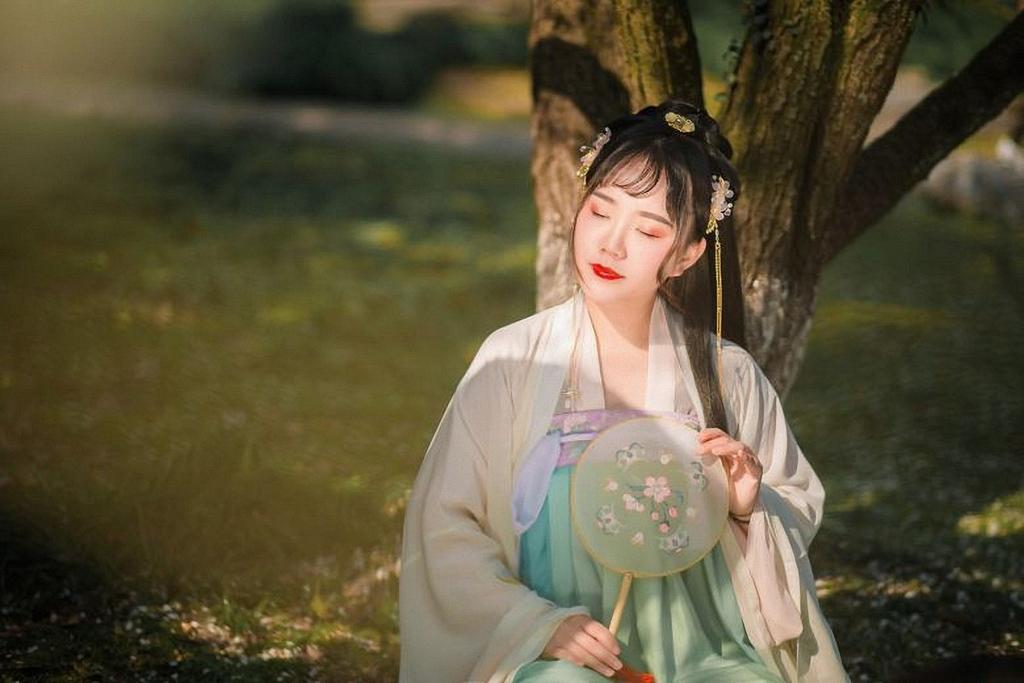 长发及腰汉服美女人比花娇美图