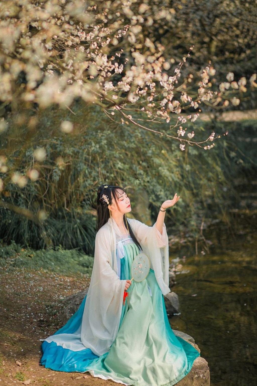 长发及腰汉服美女人比花娇美图