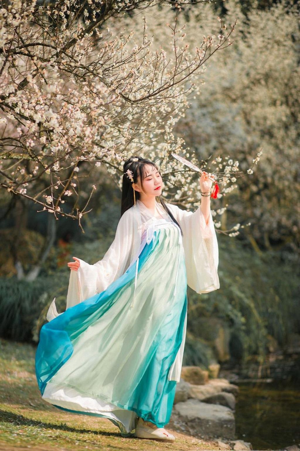 长发及腰汉服美女人比花娇美图