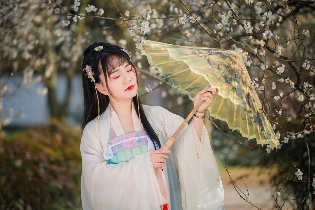 长发及腰汉服美女人比花娇美图