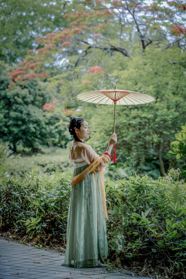 古装美女漫步庭院悠然自得写真