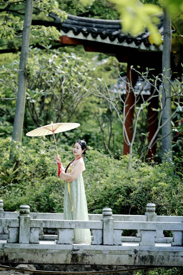 古装美女漫步庭院悠然自得写真