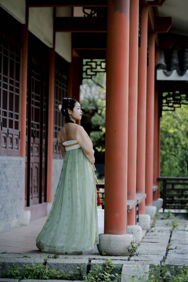 古装美女漫步庭院悠然自得写真