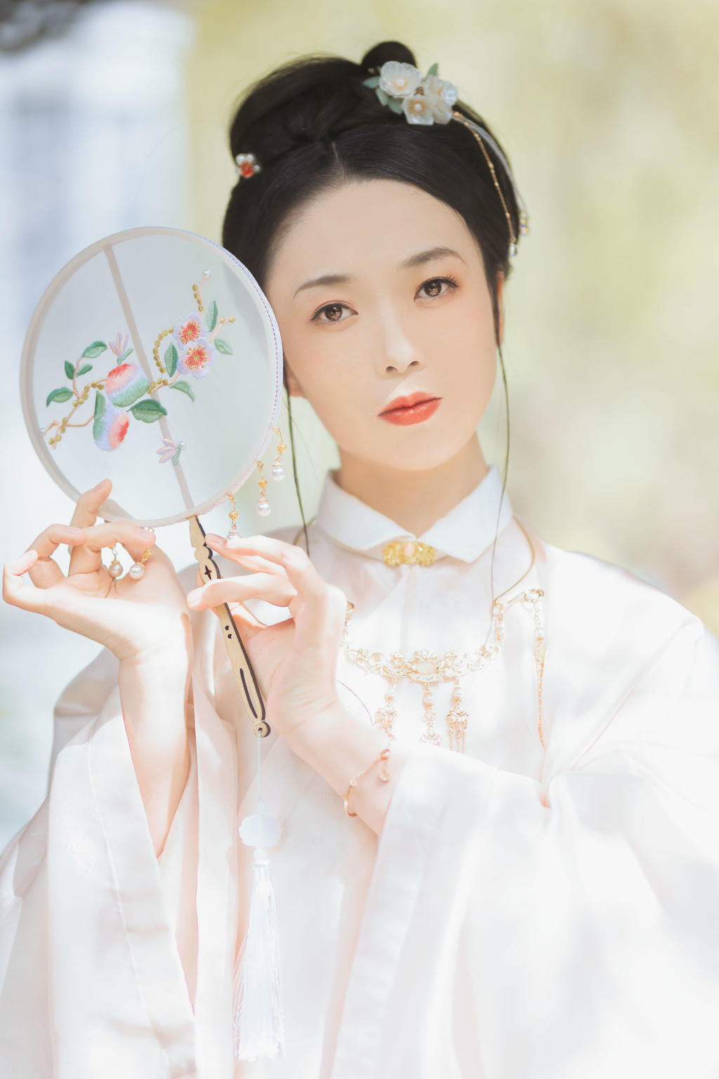 古装美女白衣飘飘端庄典雅图片