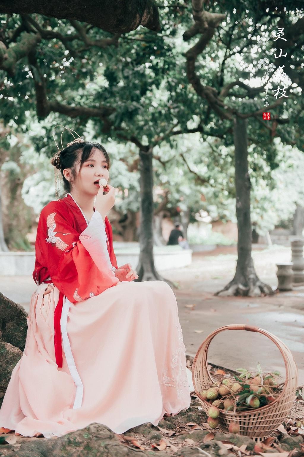 娇小玲珑汉服美女红妆素裹图片