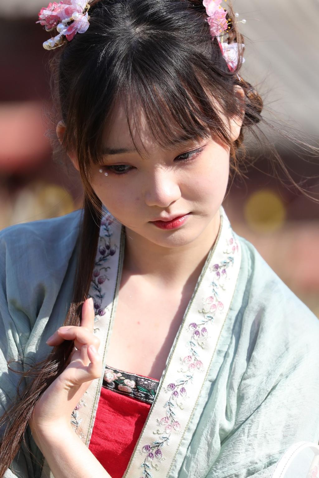 汉服美女桃花树下唯美浪漫图片