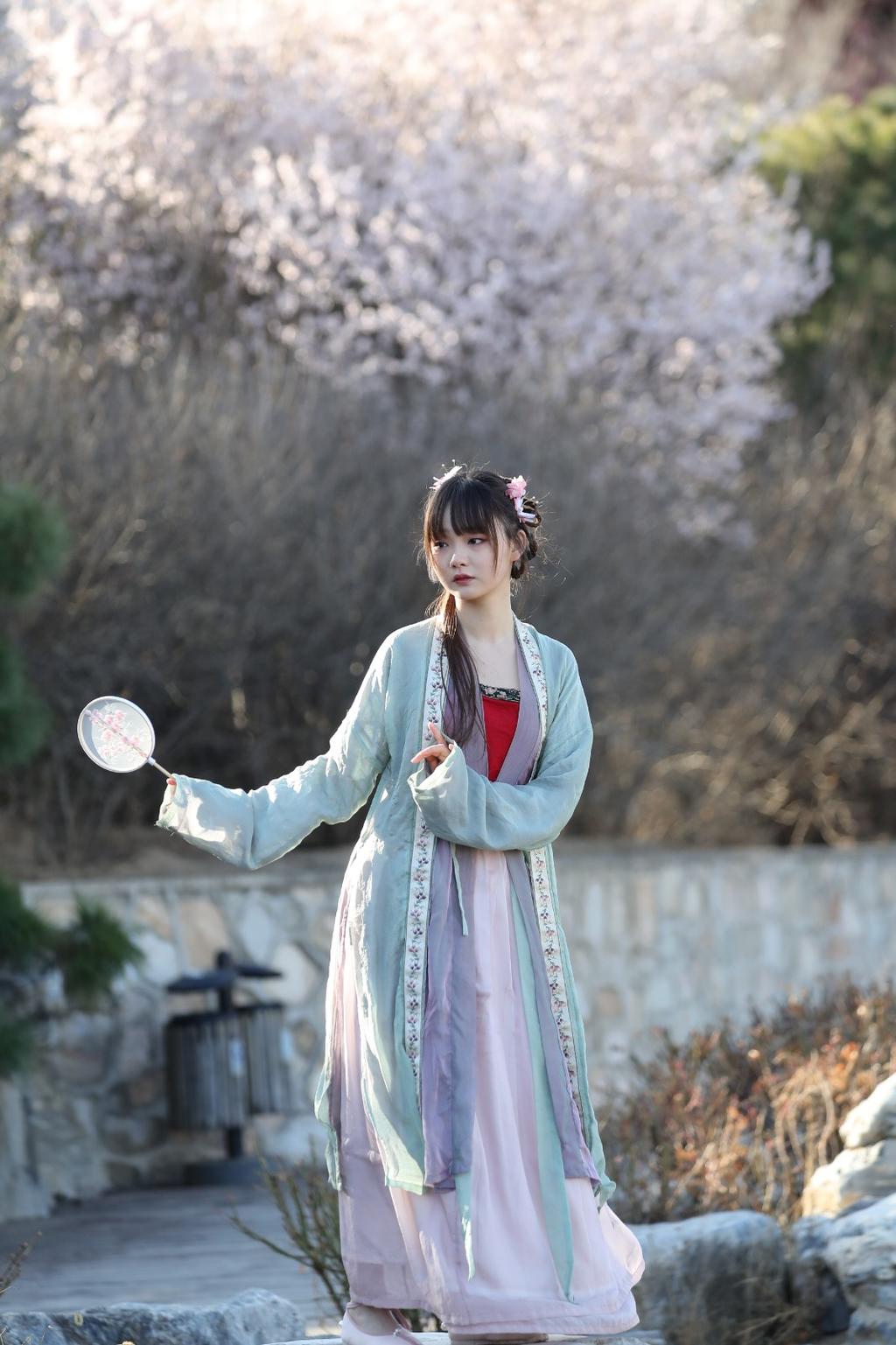 汉服美女桃花树下唯美浪漫图片