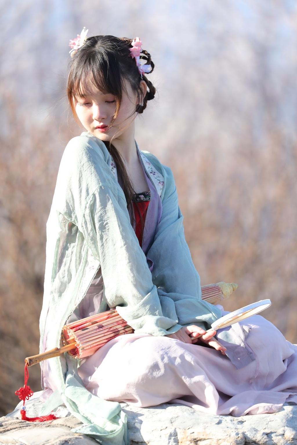 汉服美女桃花树下唯美浪漫图片