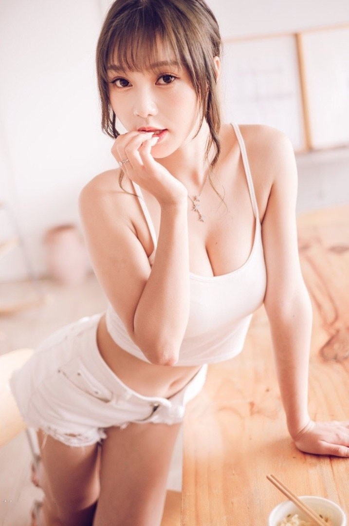 低胸美女深沟美乳丰满人体艺术