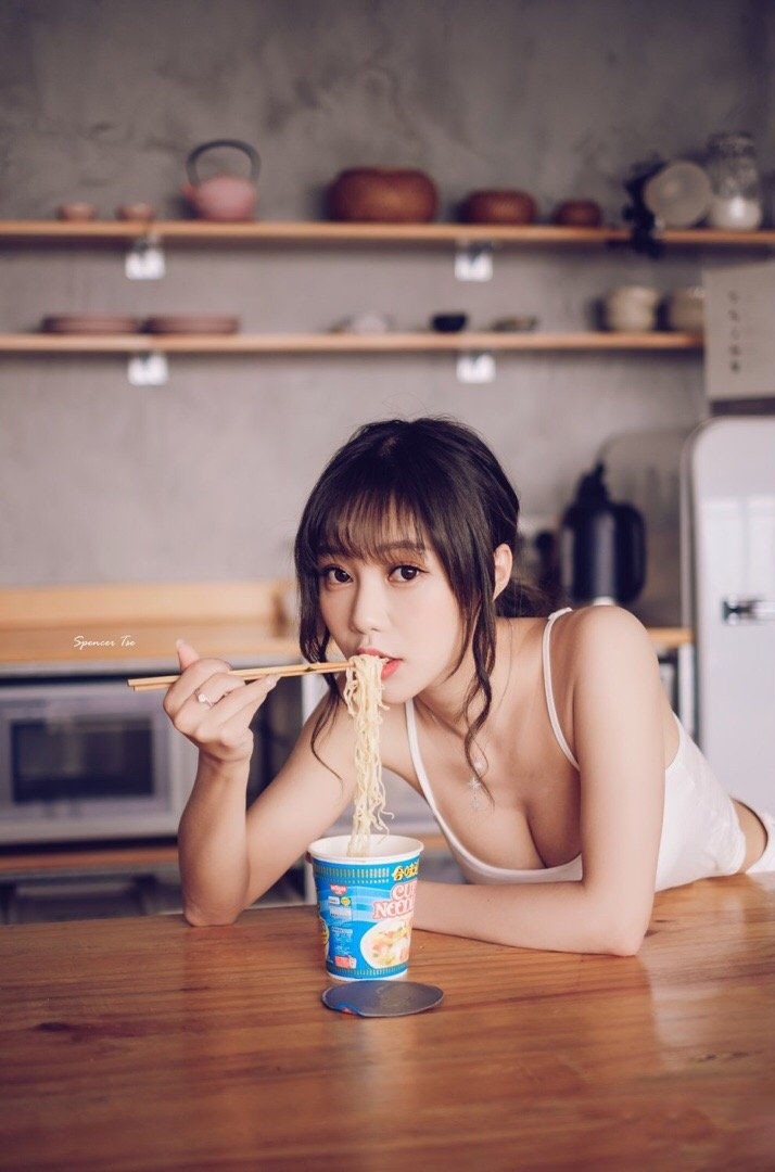 低胸美女深沟美乳丰满人体艺术