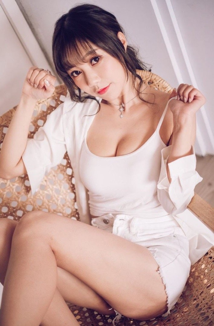 低胸美女深沟美乳丰满人体艺术