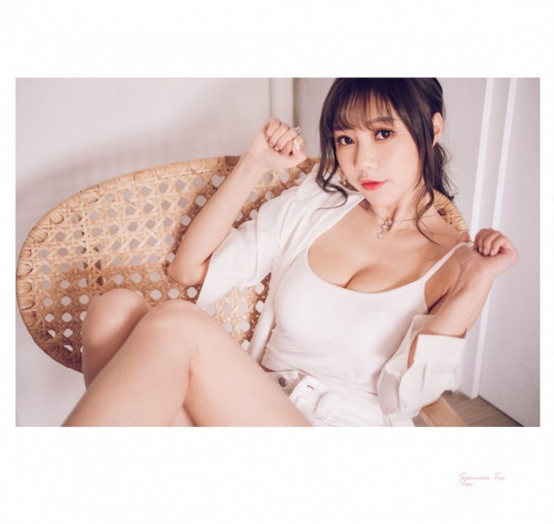 低胸美女深沟美乳丰满人体艺术