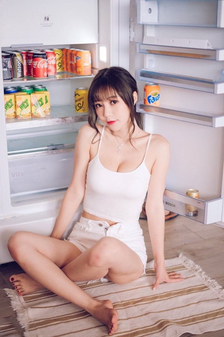 低胸美女深沟美乳丰满人体艺术