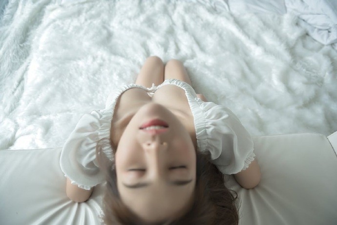 床上美女深沟美乳人体艺术写真