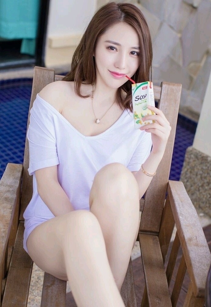 美腿美女深沟美乳人体艺术摄影