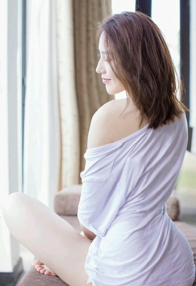 美腿美女深沟美乳人体艺术摄影