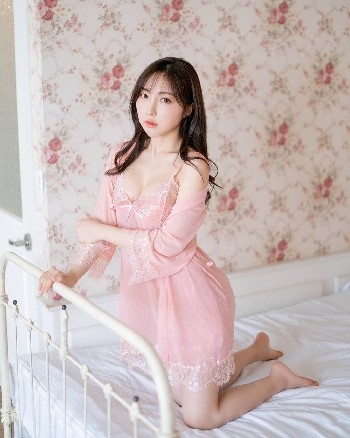 床上美女深沟美乳顶级人体艺术