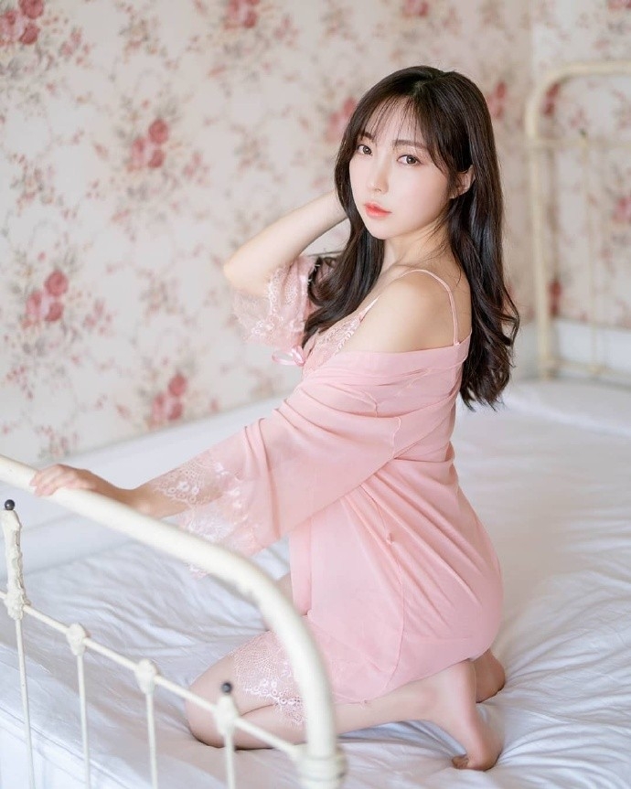 床上美女深沟美乳顶级人体艺术