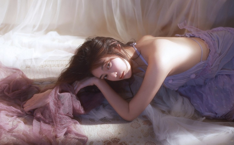 年轻女孩裸背诱惑人体艺术摄影