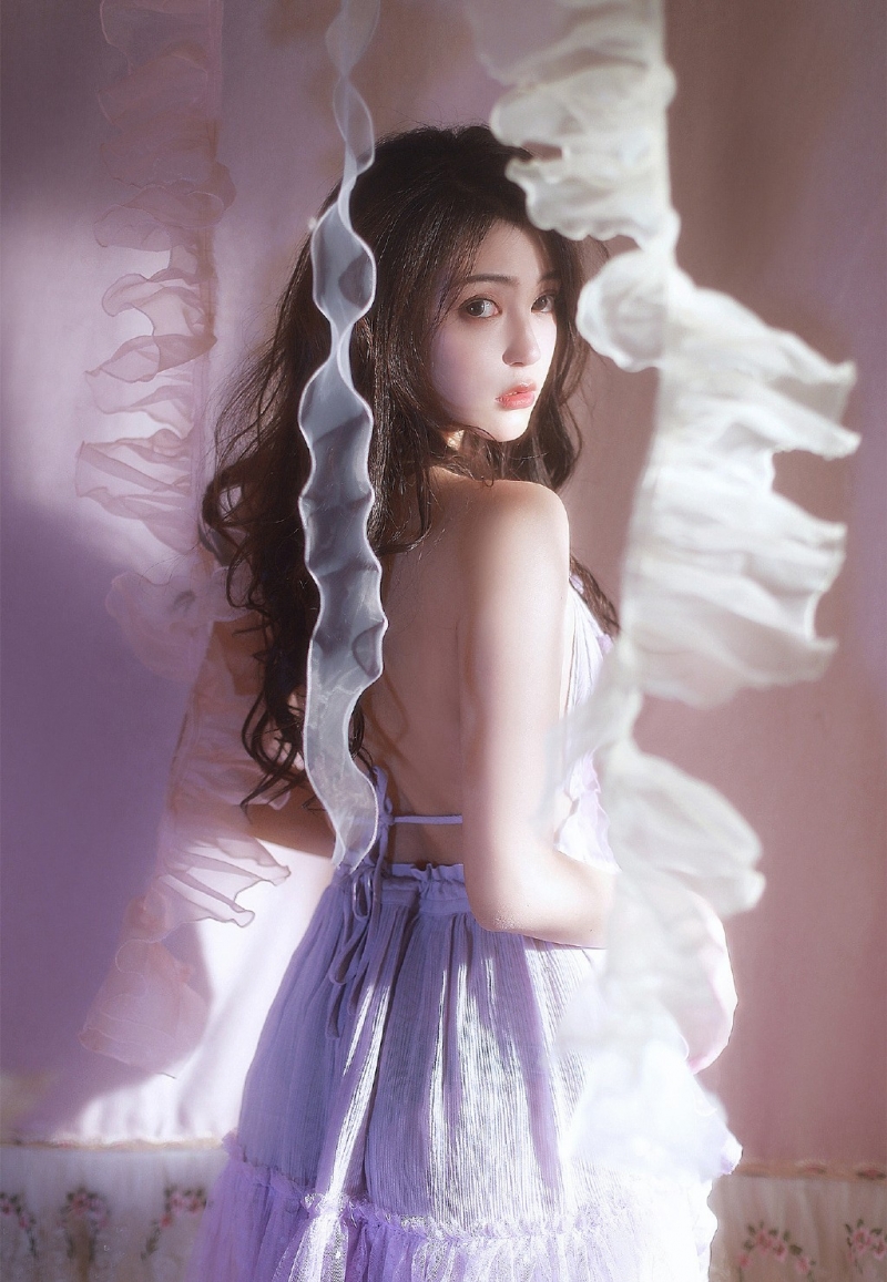 年轻女孩裸背诱惑人体艺术摄影