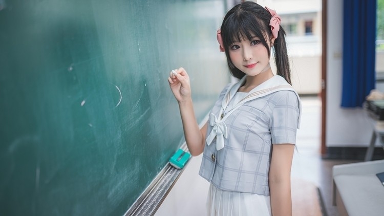 双马尾美女学生妹白丝美腿写真