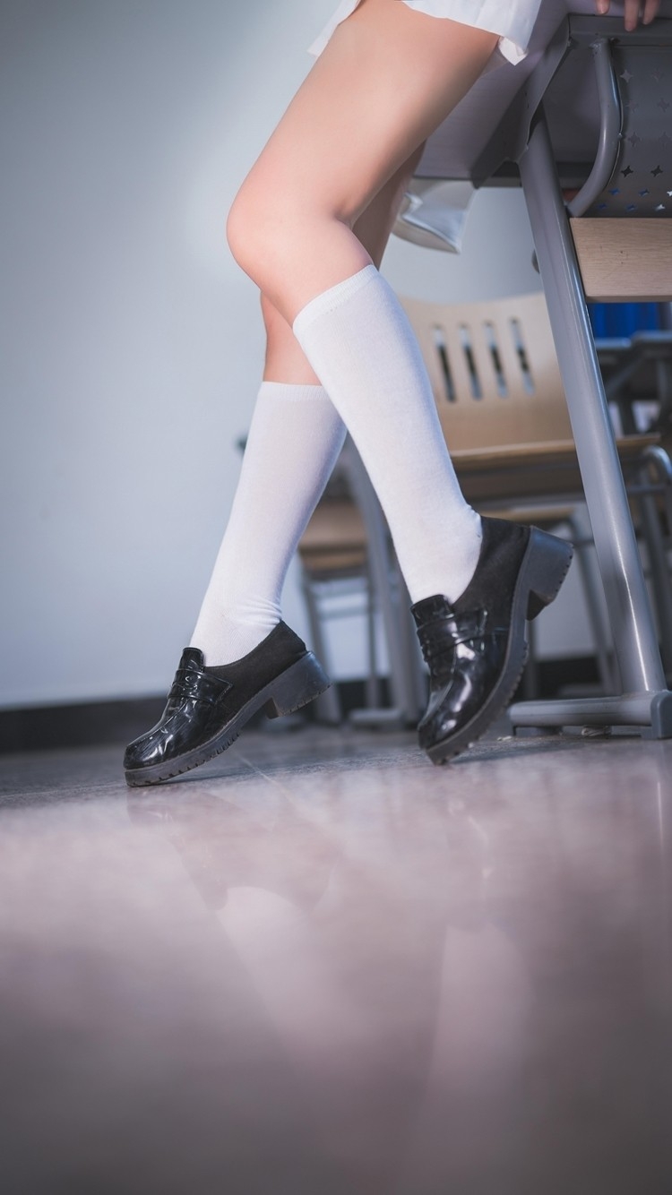 双马尾美女学生妹白丝美腿写真