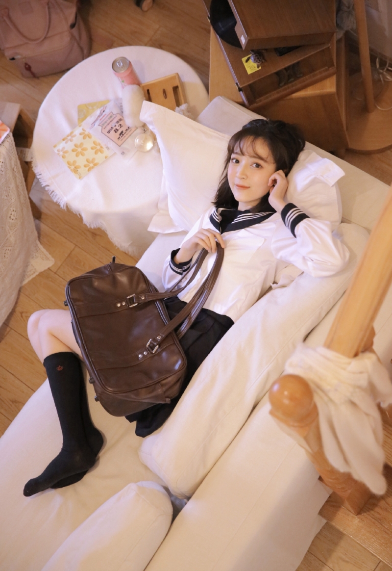 JK制服美女学生妹黑丝美腿写真