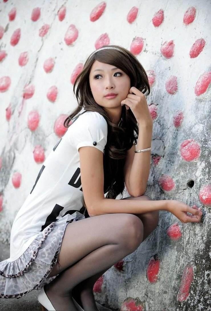 街拍美女性感短裙黑丝美腿写真