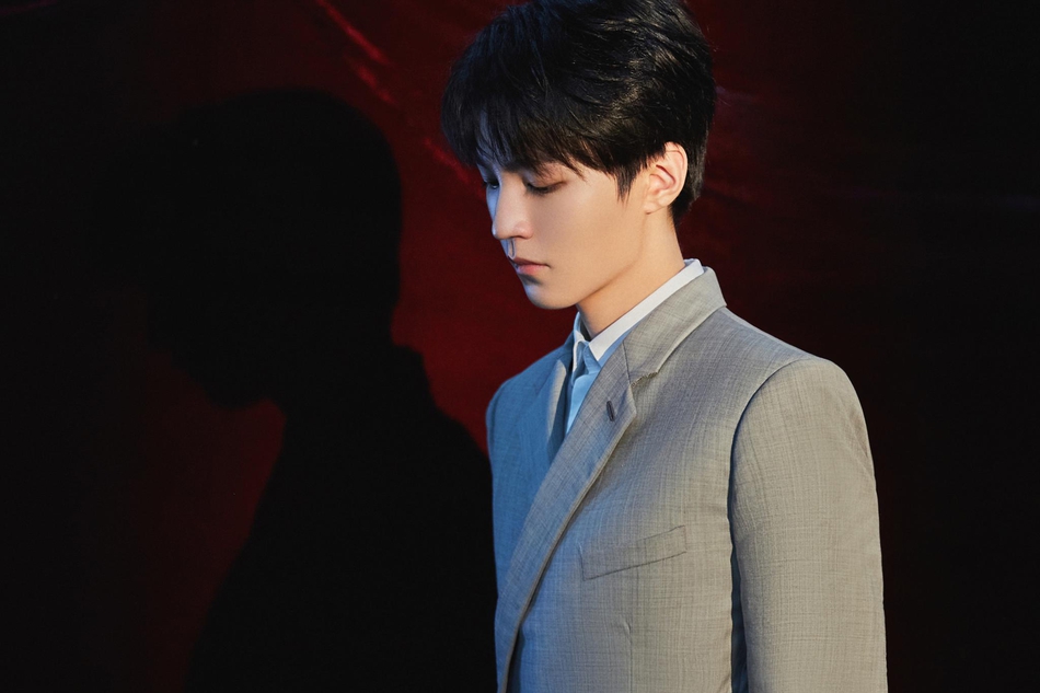 王俊凯灰色西装男人味十足写真