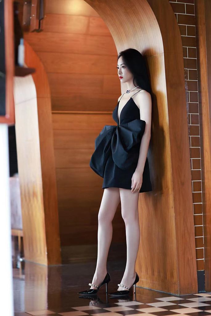 宋茜优雅夜蝶裙女人味十足写真