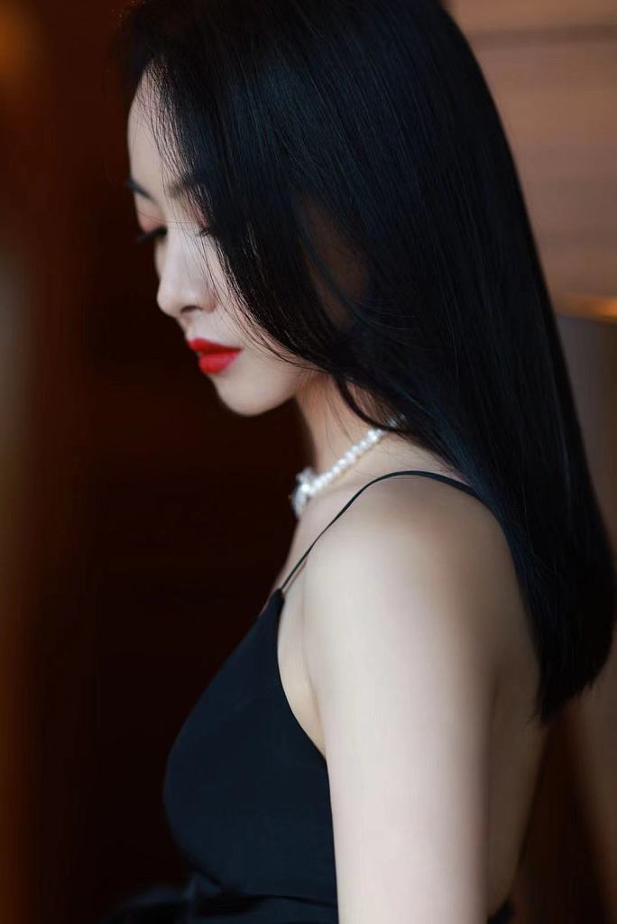 宋茜优雅夜蝶裙女人味十足写真