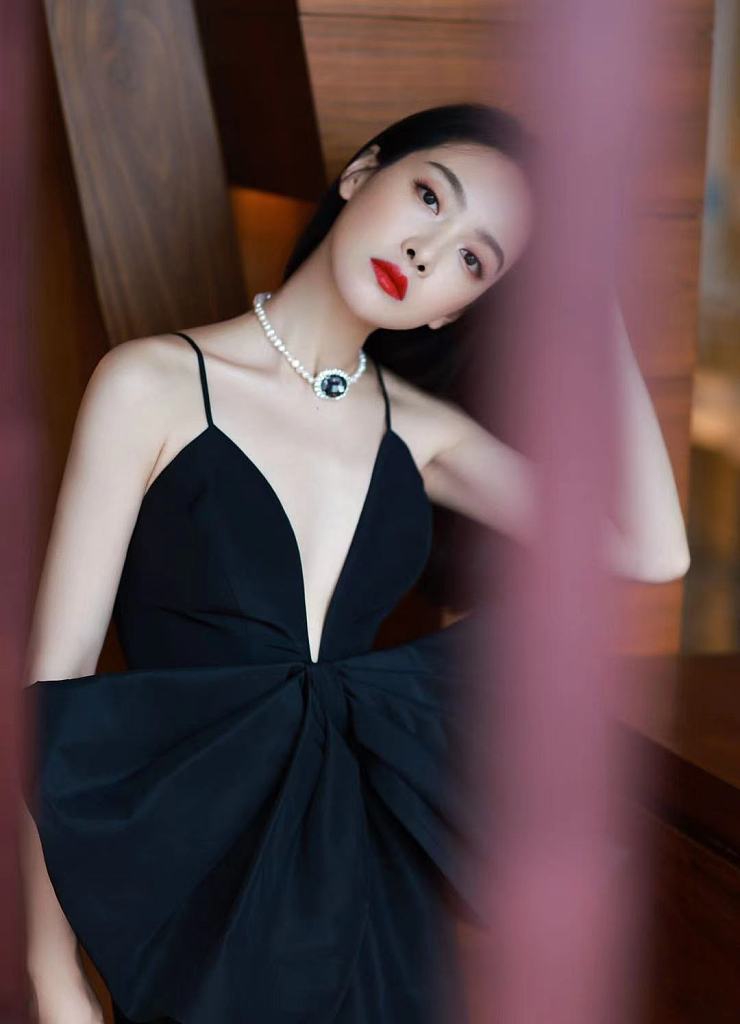 宋茜优雅夜蝶裙女人味十足写真